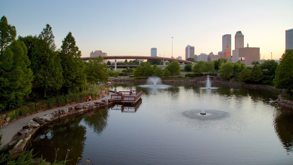 Centennial Park qui includes un étang, un édifice élevé et une ville