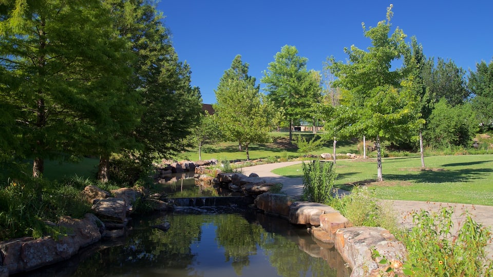 Centennial Park qui includes une rivière ou un ruisseau et un jardin