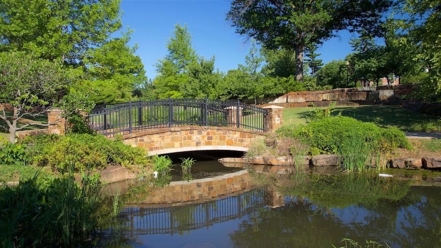 Centennial Park mettant en vedette riviĂšre ou ruisseau, jardin et pont