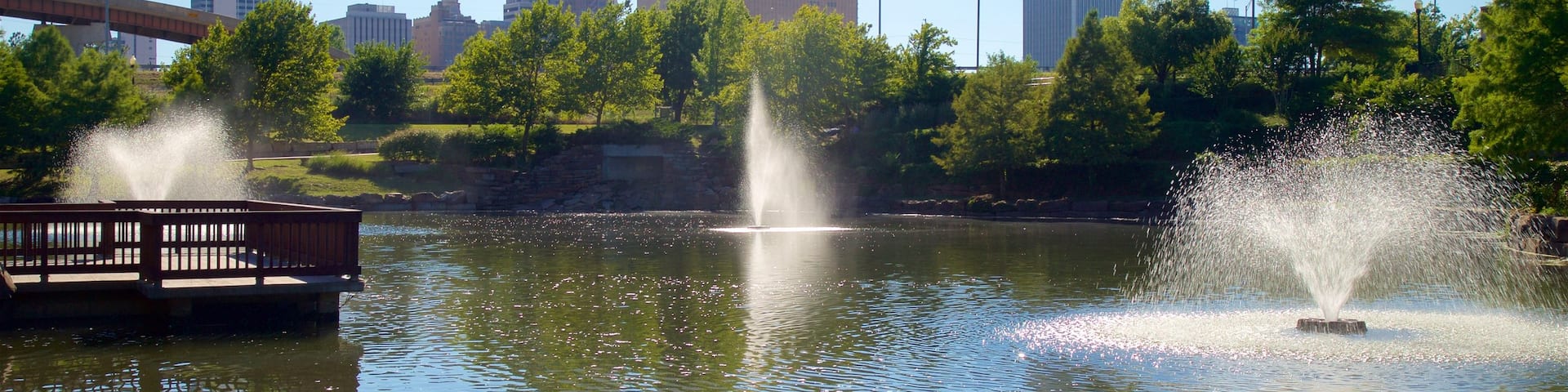 Centennial Park welches beinhaltet Springbrunnen, See oder Wasserstelle und Wolkenkratzer