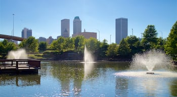 Centennial Park som visar en sjö eller ett vattenhål, en skyskrapa och en fontän