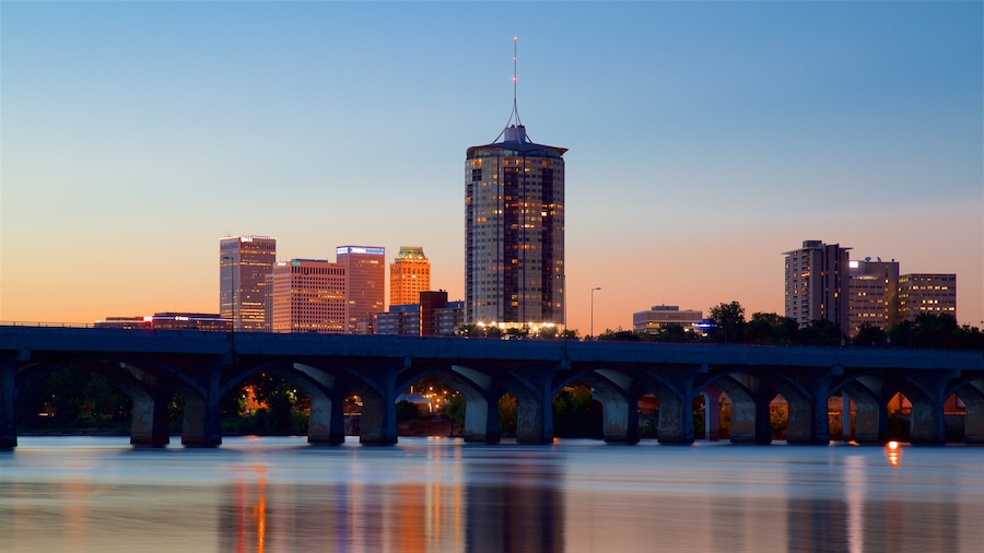 Tulsa ofreciendo un puente, un río o arroyo y un edificio de gran altura