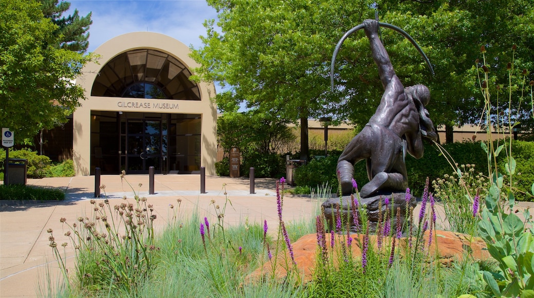 Gilcrease Museum mostrando flores silvestres y una estatua o escultura