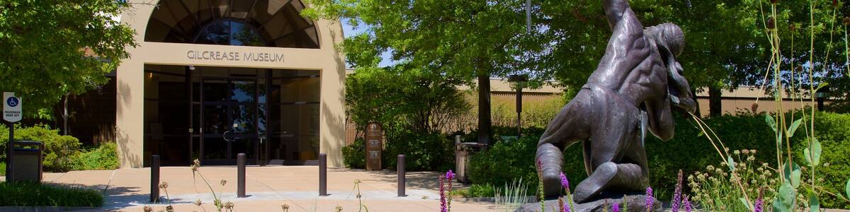 Gilcrease Museum mit einem Wildblumen und Statue oder Skulptur