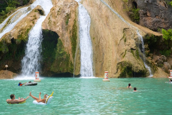 Turner Falls montrant baignade, lac ou étang et cascade