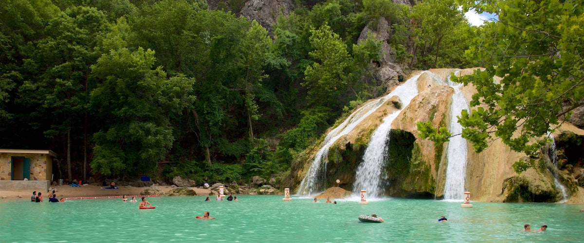 Turner Falls ofreciendo un lago o abrevadero, natación y una cascada