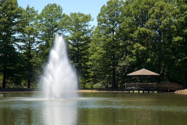 Honor Heights Park mettant en vedette fontaine et mare