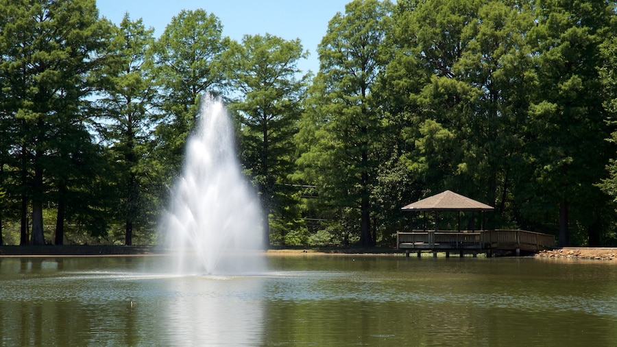Honor Heights Park showing a pond and a fountain