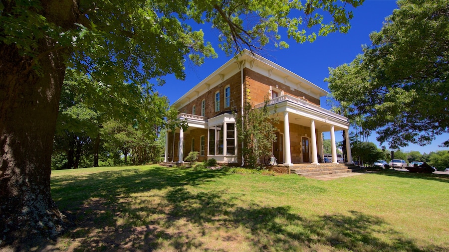 Five Civilized Tribes Museum which includes heritage elements and a house