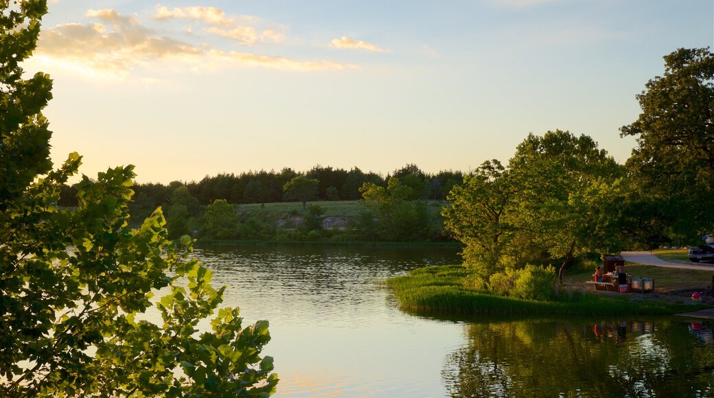 Veterans Lake che include tramonto, parco e lago o sorgente d\'acqua