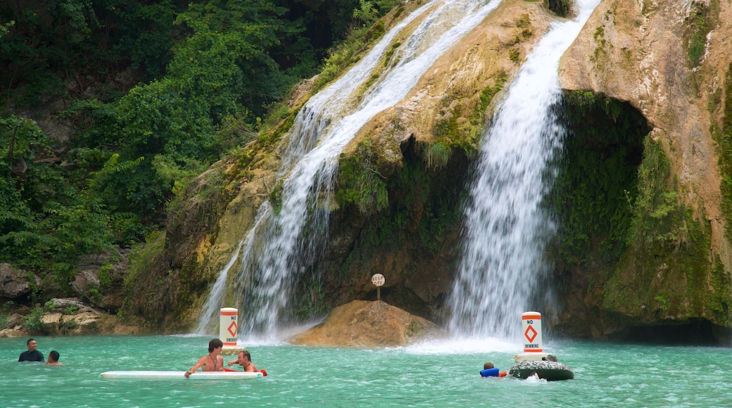 Turner Falls mit einem Wasserfall, Schwimmen und See oder Wasserstelle