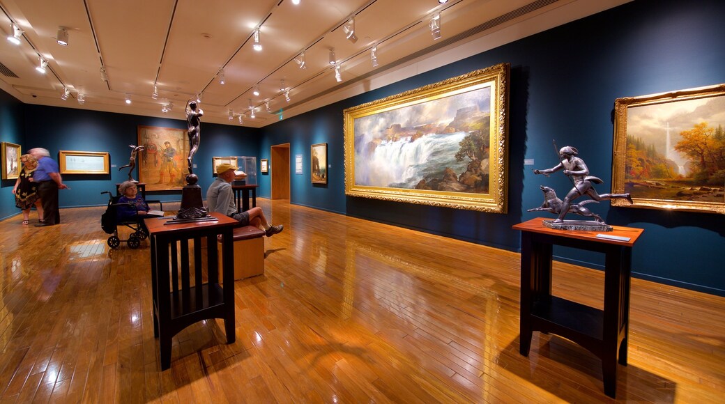 Gilcrease Museum que incluye arte y vista interna y también un pequeño grupo de personas