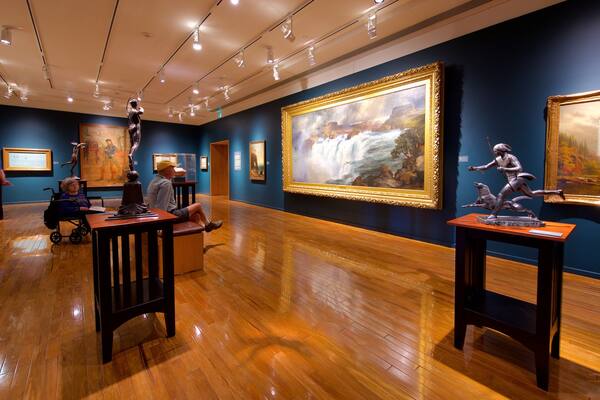 Gilcrease Museum mit einem Kunst und Innenansichten sowie kleine Menschengruppe