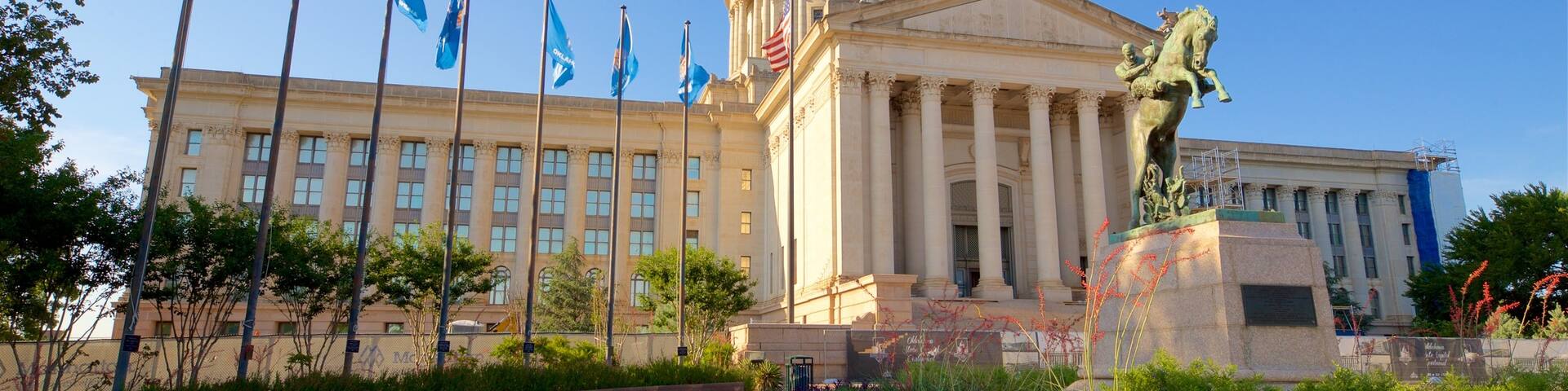 Oklahoma State Capitol ofreciendo una estatua o escultura, un jardín y arquitectura moderna