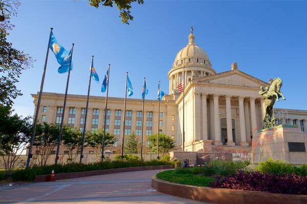 Oklahoma State Capitol montrant architecture moderne, parc et statue ou sculpture