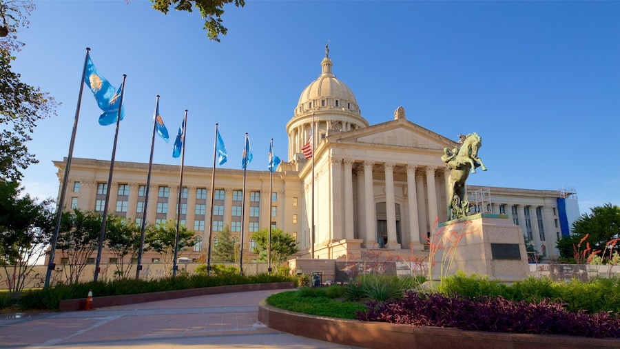 Oklahoma State Capitol mit einem moderne Architektur, Park und Statue oder Skulptur