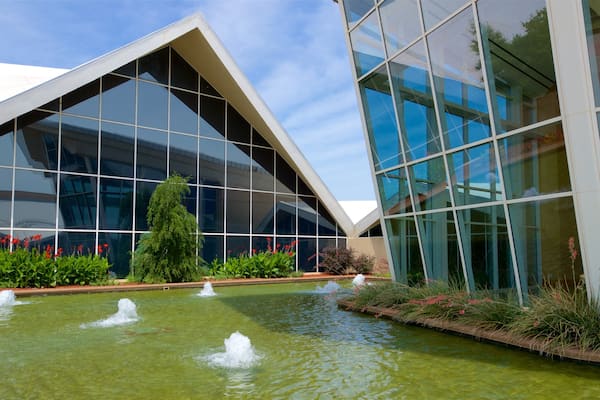 National Cowboy and Western Heritage Museum showing modern architecture and a fountain
