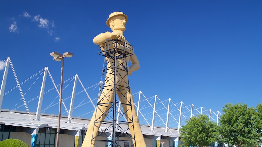 Golden Driller which includes a monument and outdoor art