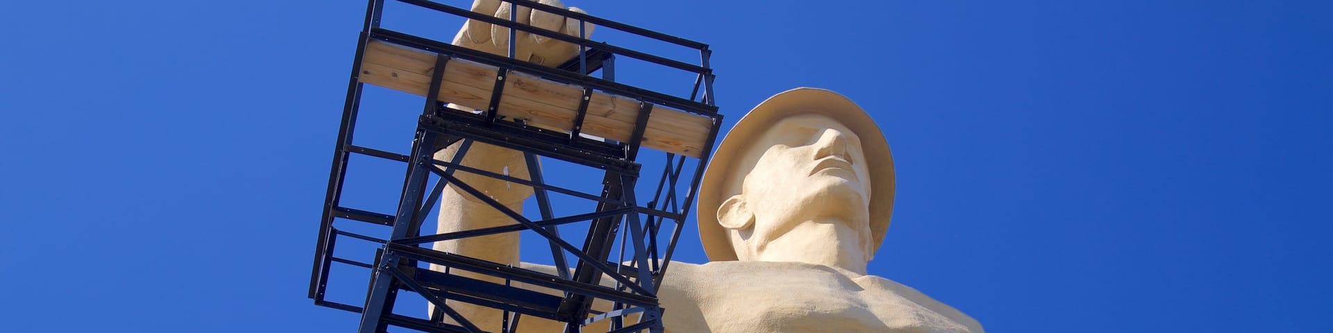 Golden Driller featuring outdoor art and a monument