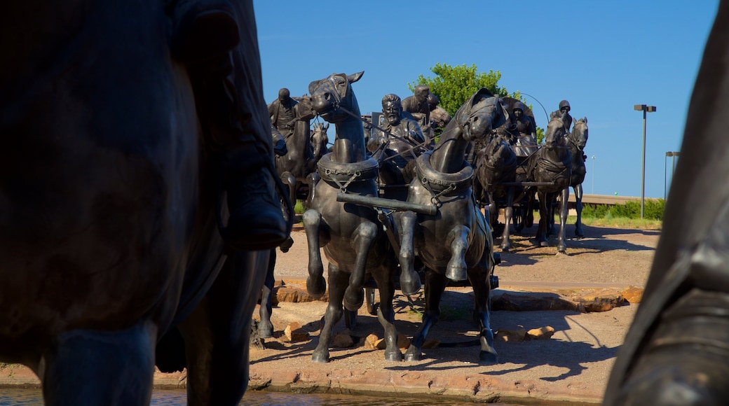 Centennial Land Run Monument toont een standbeeld of beeldhouwwerk