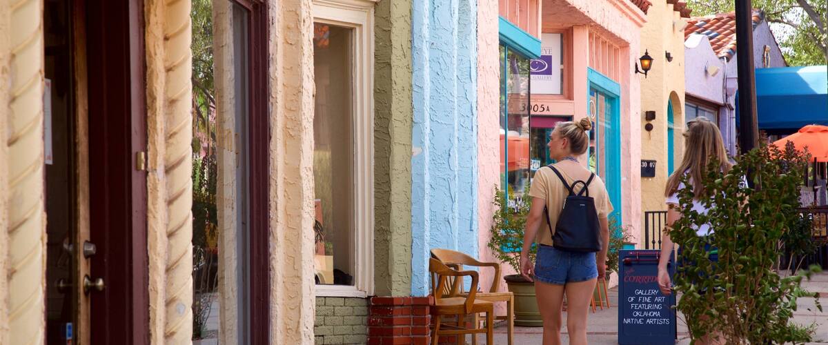 Distrito de arte The Paseo y también una pareja