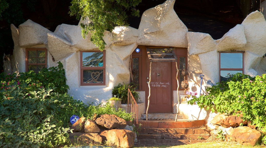 The Cave House og byder på et hus og kulturarvsgenstande