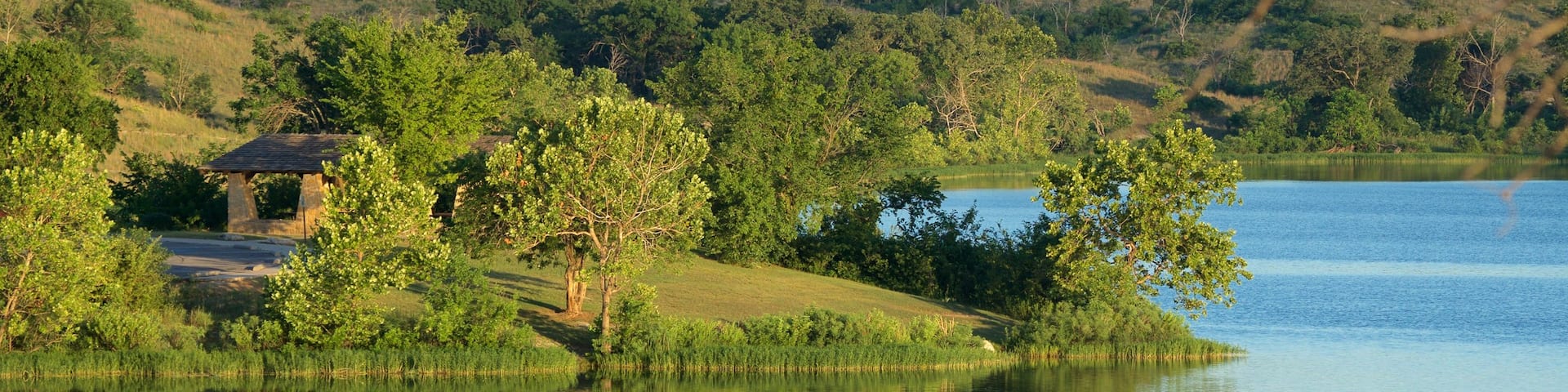 Veterans Lake que incluye escenas tranquilas y un lago o abrevadero