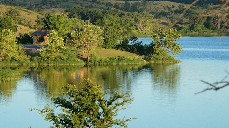 Veterans Lake ofreciendo un lago o laguna y situaciones tranquilas