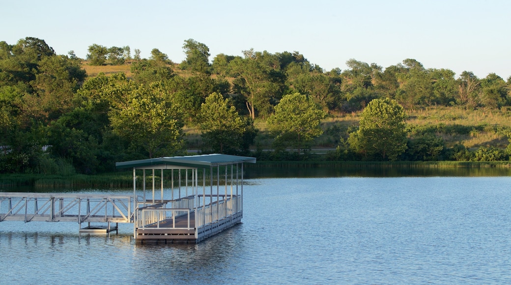 Veteran\'s Lake showing a lake or waterhole and tranquil scenes