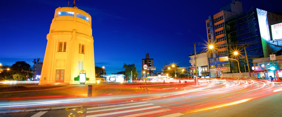 Torre do Castelo caracterizando uma cidade e cenas noturnas