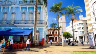 Campinas caratteristiche di strade e oggetti d\'epoca cosi come un piccolo gruppo di persone