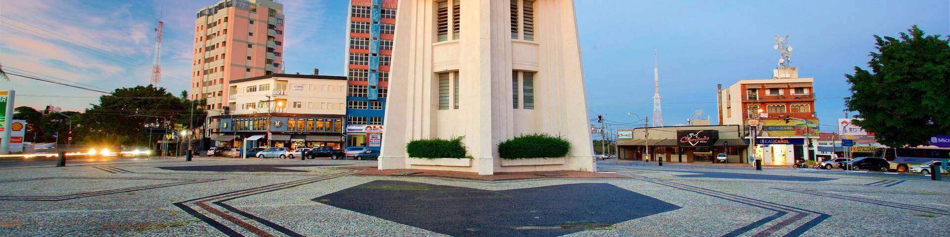 Burgfried welches beinhaltet Platz oder Plaza und Sonnenuntergang