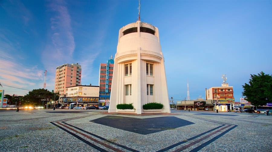 Torre de Castelo qui includes coucher de soleil et square ou place
