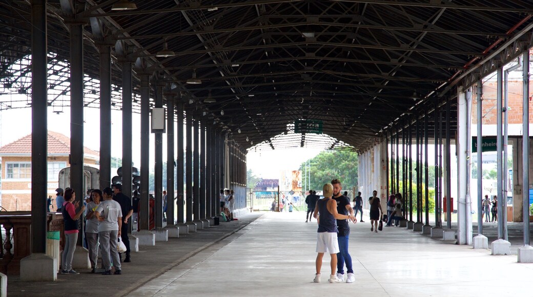 Kultur-Bahnhof mit einem Innenansichten sowie Paar