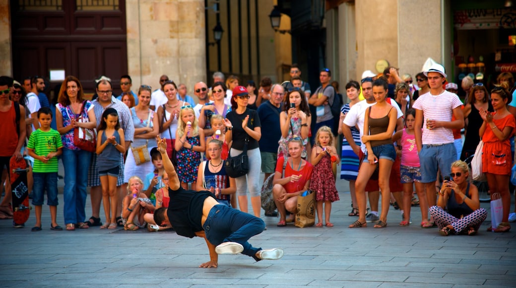 Barcelona welches beinhaltet Straßenszenen und Straßenkunst sowie einzelner Mann