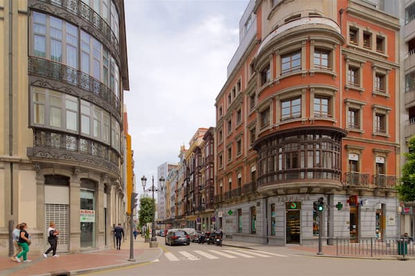 Calle de Uría qui includes ville et patrimoine historique