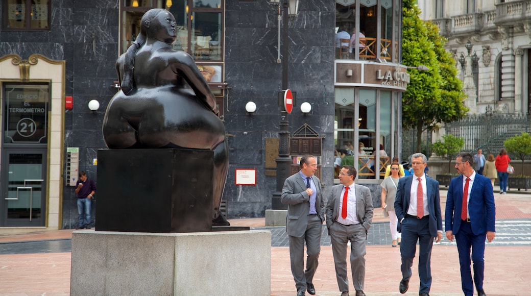 Oviedo ofreciendo arte al aire libre, una ciudad y escenas cotidianas