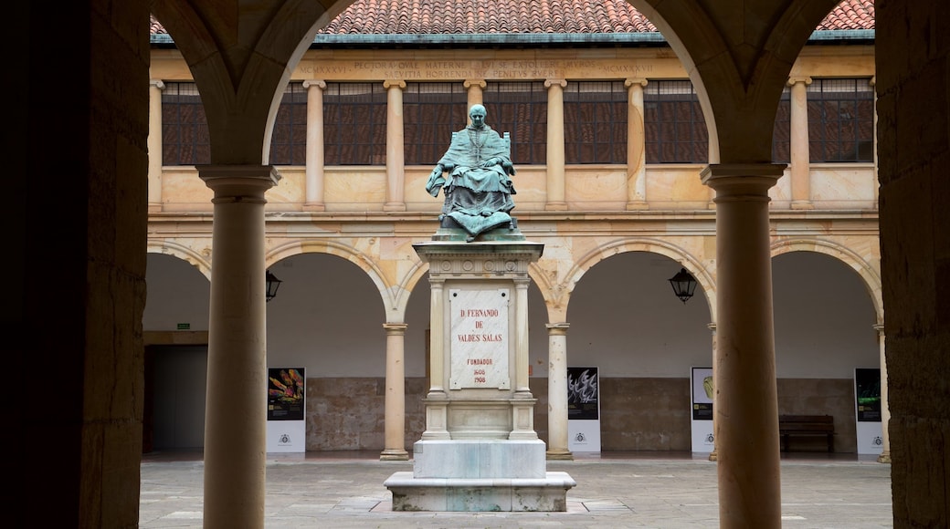 Université d\'Oviedo qui includes patrimoine historique et statue ou sculpture