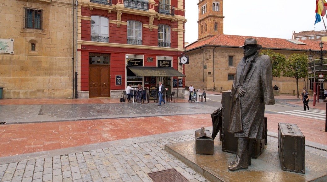 Plaza de Porlier toont historisch erfgoed en een standbeeld of beeldhouwwerk