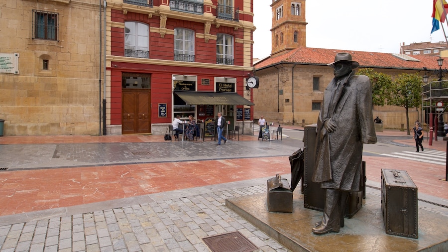 Plaza Porlier mostrando oggetti d\'epoca e statua o scultura