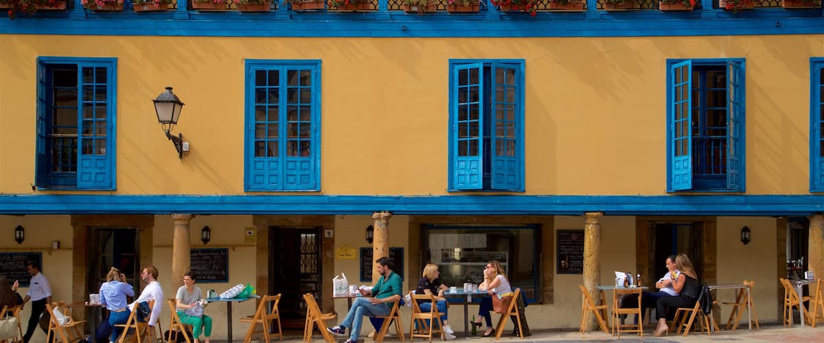 Centro histórico ofreciendo comer al aire libre y también un pequeño grupo de personas