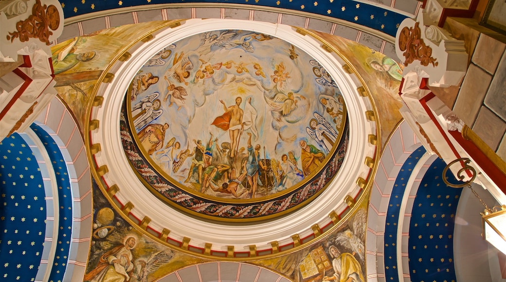 Chiesa di San Giovanni che include oggetti d\'epoca, arte e vista interna