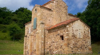 San Miguel de Lillo mit einem historische Architektur