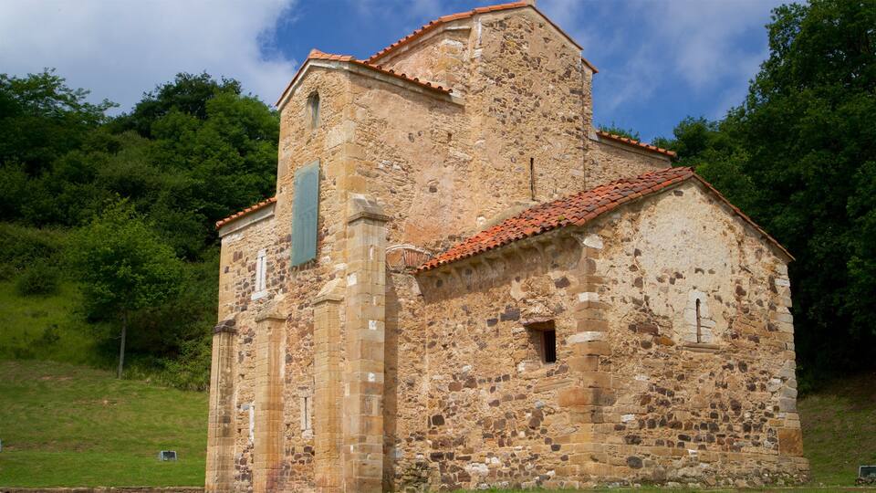 San Miguel de Lillo showing heritage architecture