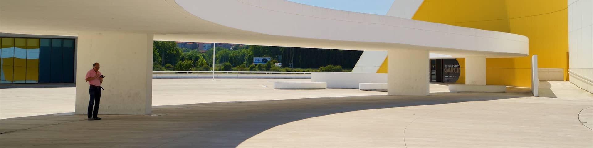 Centre culturel Oscar Niemeyer montrant architecture moderne aussi bien que un homme seul