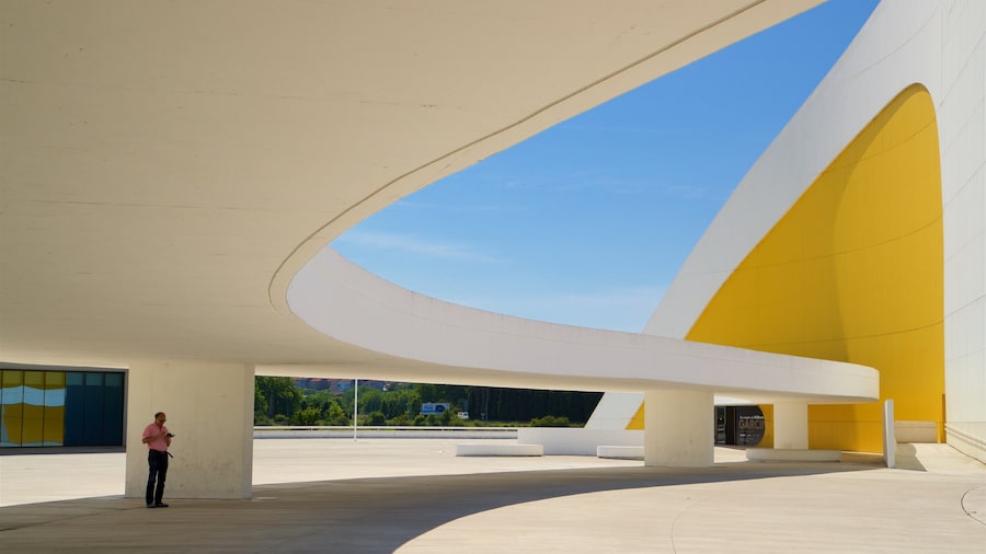 Centro cultural Oscar Niemeyer ofreciendo arquitectura moderna y también un hombre