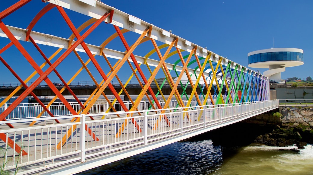 Aviles bevat een rivier of beek en een brug