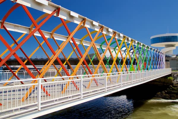 Aviles das einen Brücke und Fluss oder Bach