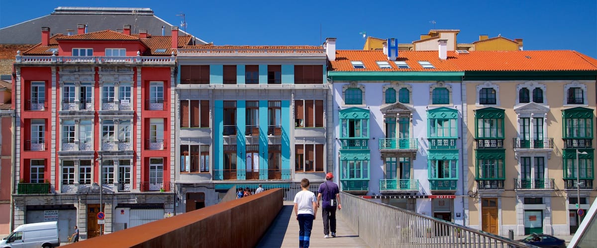 Avilés mostrando un puente y elementos del patrimonio y también un niño