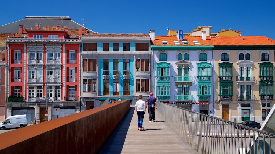 Avilés mettant en vedette patrimoine historique et pont aussi bien que enfant